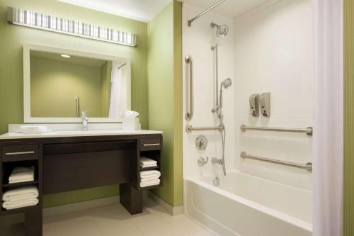 Ένα μπάνιο στο Home2 Suites by Hilton Fort St. John