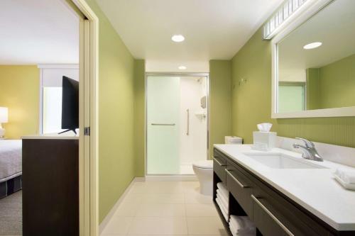 Home2 Suites by Hilton Fort St. John في فورت سانت جون: حمام مع حوض ومرحاض