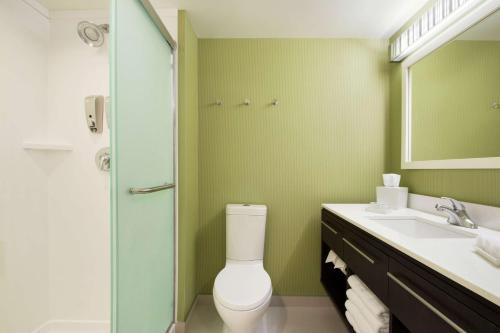 Ένα μπάνιο στο Home2 Suites by Hilton Fort St. John