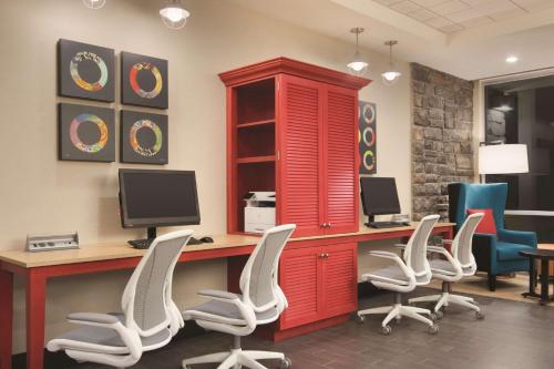 Μια τηλεόραση ή/και κέντρο ψυχαγωγίας στο Home2 Suites by Hilton Fort St. John