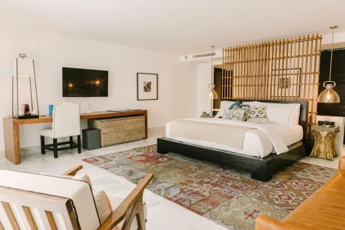 1 dormitorio con 1 cama extragrande y escritorio en Hotel Matilda, en San Miguel de Allende