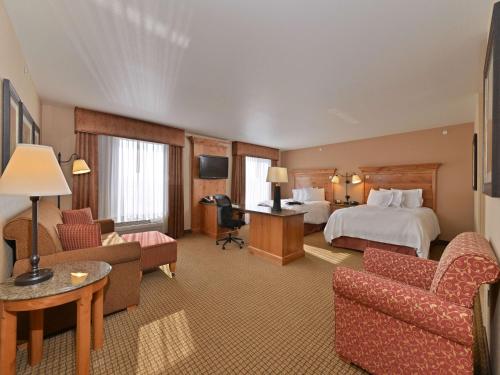 Pokój hotelowy z łóżkiem i biurkiem w obiekcie Hampton Inn & Suites Buffalo w mieście Buffalo