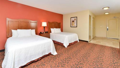 Ένα ή περισσότερα κρεβάτια σε δωμάτιο στο Hampton Inn Clinton