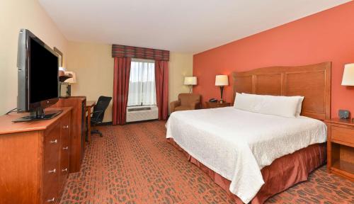 Μια τηλεόραση ή/και κέντρο ψυχαγωγίας στο Hampton Inn Clinton