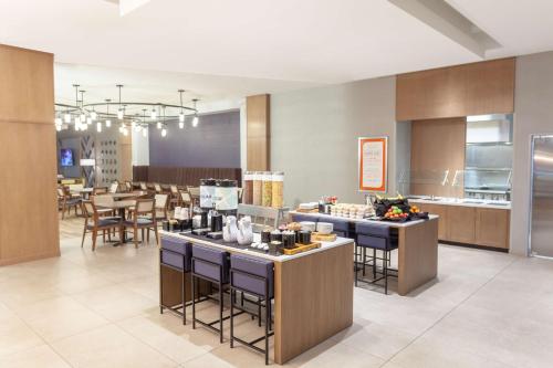A restaurant or other place to eat at Hilton Garden Inn Broomfield Boulder