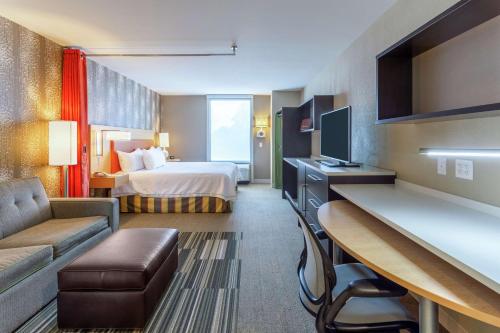 多佛的住宿－多佛爾套房酒店，大型酒店客房,配有一张床和一张书桌