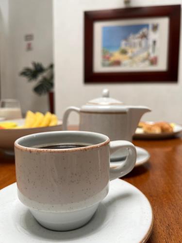 Hotel Corozal Plaza في كوروزال: كوب من القهوة على طاولة