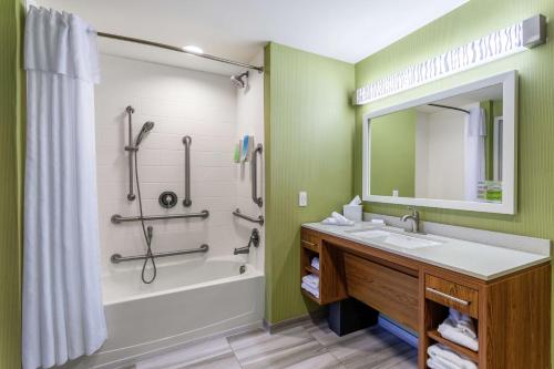 חדר רחצה ב-Home2 Suites Dover