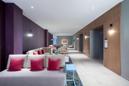 布鲁姆菲尔德Homewood Suites By Hilton Broomfield Boulder的配有粉红色枕头的床的酒店客房