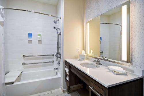 y baño con bañera, lavamanos y bañera. en Home2 Suites By Hilton Fort Worth Fossil Creek en Fort Worth