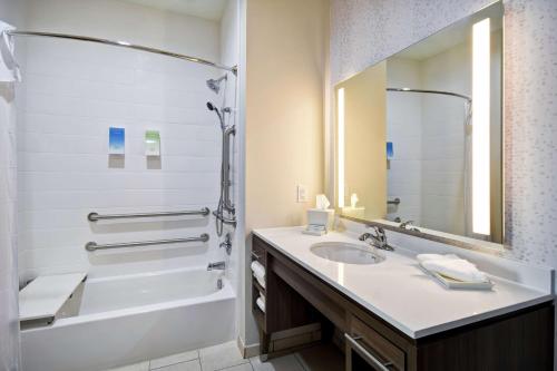 Home2 Suites By Hilton Fort Worth Fossil Creek tesisinde bir banyo