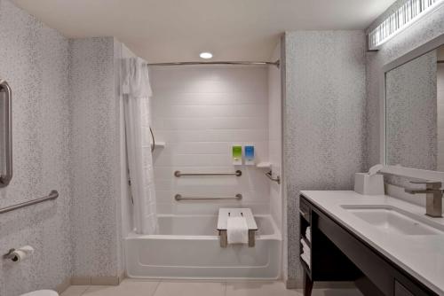 溫泉城的住宿－Home2 Suites By Hilton Hot Springs，带浴缸和盥洗盆的浴室