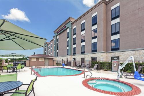 Бассейн в Hampton Inn & Suites Houston/League City или поблизости