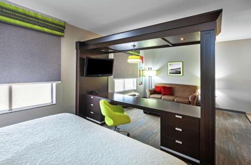Кровать или кровати в номере Hampton Inn & Suites Houston/League City