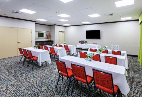 Телевизор и/или развлекательный центр в Hampton Inn & Suites Houston/League City