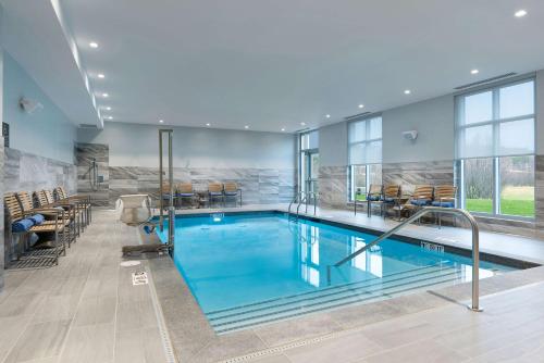 a large swimming pool in a hotel room at Hilton Garden Inn Hanover Lebanon in Lebanon