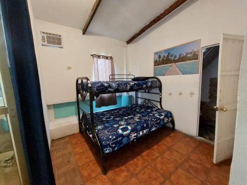 1 dormitorio con 1 litera en una habitación en Lo de Reyes Monterrico y Sipacate en Las Quechas