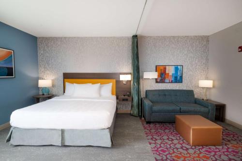 um quarto de hotel com uma cama e um sofá em Home2 Suites By Hilton North Little Rock, Ar em North Little Rock