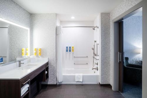 bagno con vasca, lavandino e doccia di Home2 Suites By Hilton North Little Rock, Ar a North Little Rock