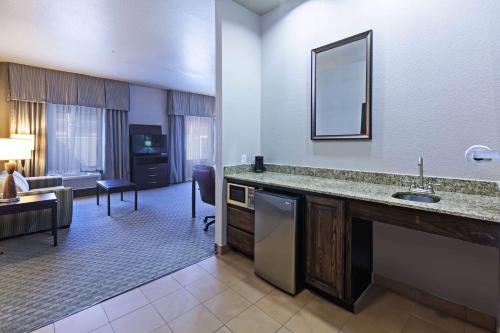 une chambre d'hôtel avec une cuisine et un salon dans l'établissement Hampton Inn and Suites Lake Jackson-Clute, à Clute