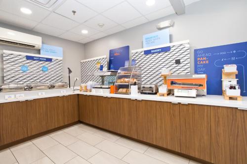 Holiday Inn Express & Suites Sacramento NE Cal Expo, an IHG Hotel Image