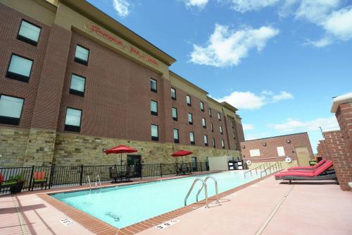オクラホマシティにあるHampton Inn & Suites Oklahoma City/Quail Springsの建物前のスイミングプール