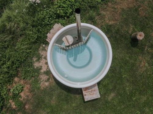 una vista aérea de una bañera con un barco. en La casa de la masia en Susqueda