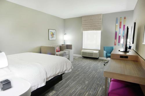 Habitación de hotel con cama y escritorio en Hampton Inn & Suites Oklahoma City/Quail Springs, en Oklahoma City
