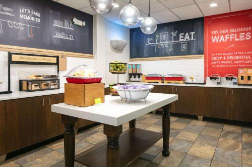 a table in a fast food restaurant with a counter at Hampton Inn Council Bluffs in Council Bluffs