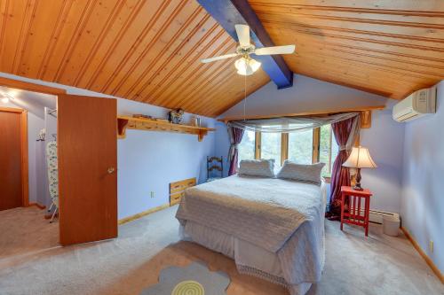 蘭德的住宿－Lush Lander Apartment with Sunroom, Sauna and Grill!，一间卧室配有一张床和吊扇