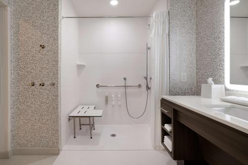 baño blanco con ducha y lavamanos en Home2 Suites By Hilton Redding, en Redding