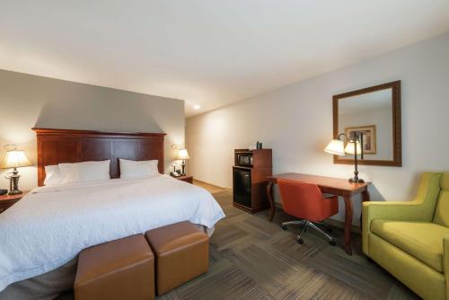 Habitación de hotel con cama, escritorio y silla en Hampton Inn & Suites Rifle, en Rifle