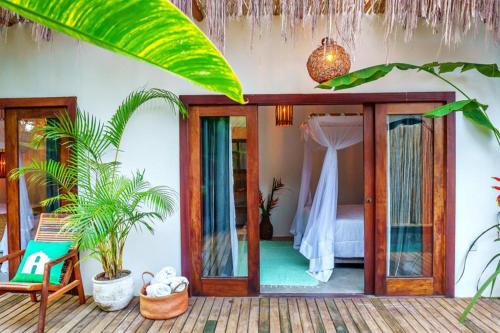 a room with a bedroom with a bed and a door at Casa Rudá Condominio Icatu in Trancoso