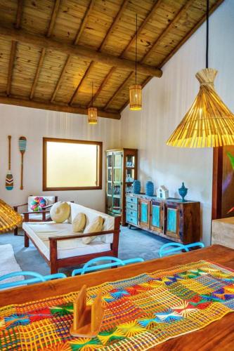 a living room with a couch and a table at Casa Rudá Condominio Icatu in Trancoso