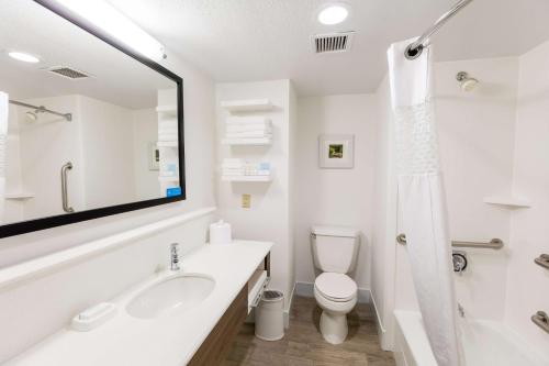 La salle de bains blanche est pourvue d'un lavabo et de toilettes. dans l'établissement Hampton Inn Rochester, à Rochester