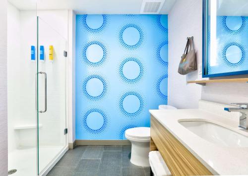 ウィチタフォールズにあるTru By Hilton Wichita Falls, Txの青いバスルーム(トイレ、シャワー付)