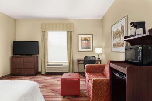 Μια τηλεόραση ή/και κέντρο ψυχαγωγίας στο Hampton Inn Sulphur Springs