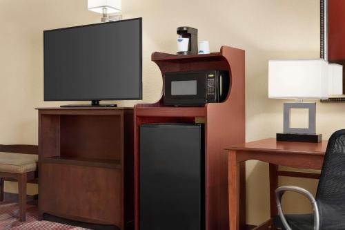 Μια τηλεόραση ή/και κέντρο ψυχαγωγίας στο Hampton Inn Sulphur Springs