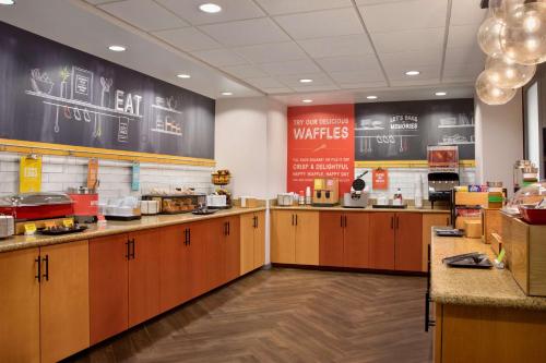 Кухня или мини-кухня в Hampton Inn St. Louis-Columbia
