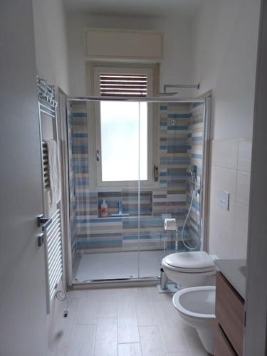 a bathroom with a shower and a toilet and a sink at Appartamento con terrazza fronte mare in Cogoleto