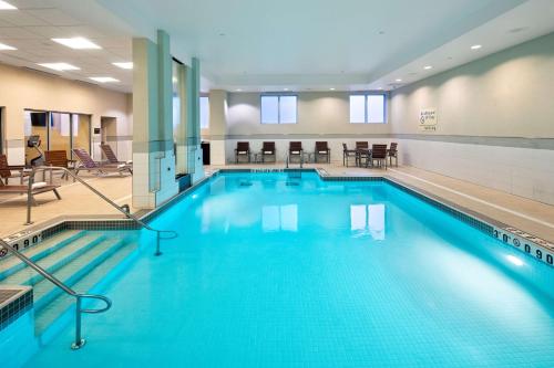 - une grande piscine d'eau bleue dans un bâtiment dans l'établissement Homewood Suites by Hilton Halifax - Downtown, à Halifax