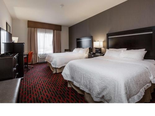 Postel nebo postele na pokoji v ubytování Hampton Inn & Suites by Hilton Lethbridge
