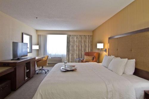 a hotel room with a large bed and a television at Hampton Inn & Suites Chillicothe in Chillicothe