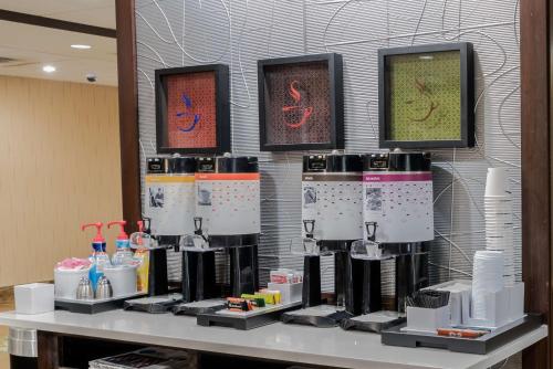Hampton Inn Lake Charlesにあるコーヒーまたはお茶