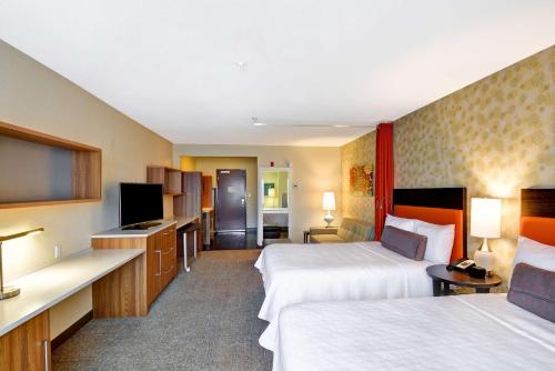 เตียงในห้องที่ Home2 Suites by Hilton Albuquerque Downtown/University