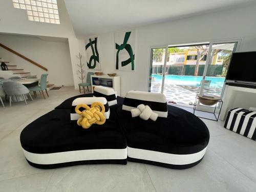 Dos camas con ositos de peluche en una habitación en CASA DOS CATOS, en Praia Verde