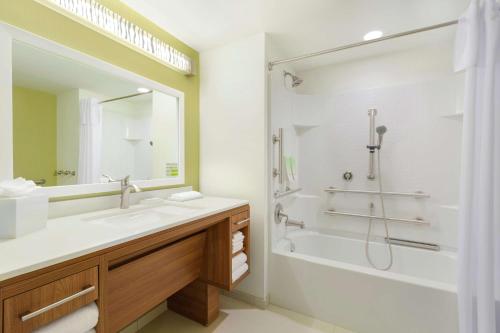 uma casa de banho com uma banheira, um lavatório e um chuveiro em Home2 Suites by Hilton Canton em North Canton