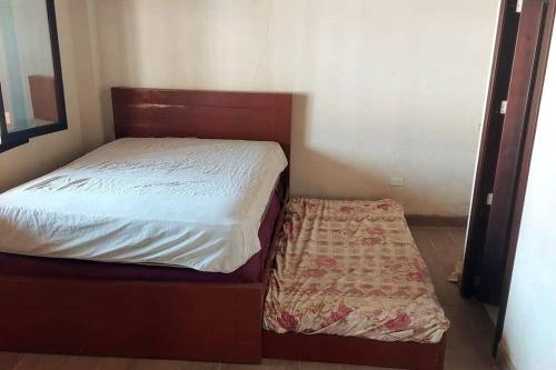 ein kleines Bett in einem kleinen Zimmer mit Bettröcken in der Unterkunft Casa Playa Punta Bikini in San Jacinto