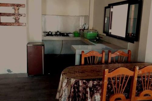 une cuisine avec une table, des chaises et un comptoir dans l'établissement Casa Playa Punta Bikini, à San Jacinto