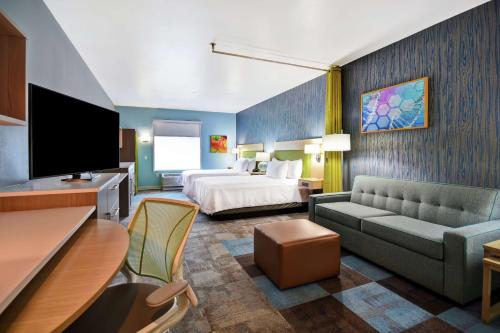 um quarto de hotel com uma cama e um sofá em Home2 Suites By Hilton San Francisco Airport North em South San Francisco